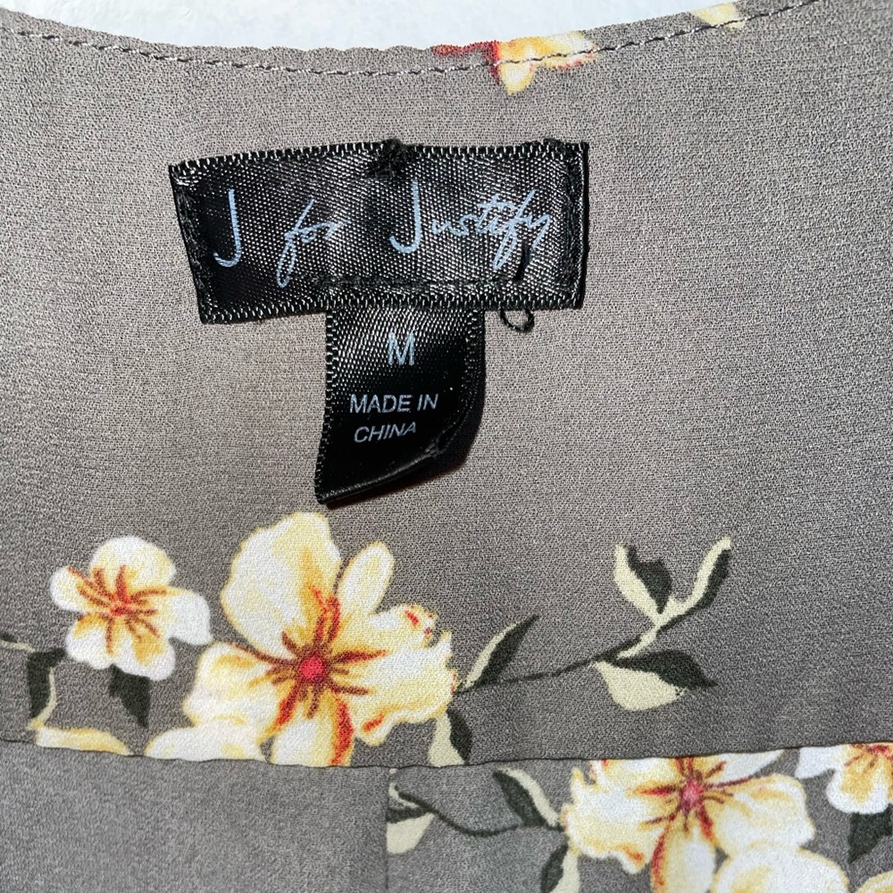 Spring Flower Shirt 🌼🌸🌿 - Picture 3 of 4